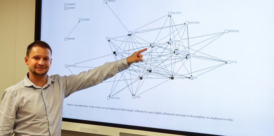 Alejandro Ros, subdirector del Grado en Marketing y Dirección Comercial, muestra las redes de interacción obtenidas en su estudio sobre el éxito de los vídeos.