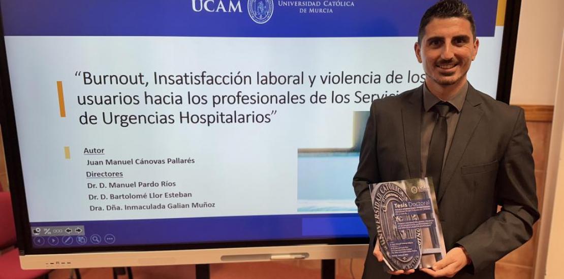 El doctor Juan Manuel Cánovas tras defender su tesis doctoral sobre el síndrome del trabajador quemado.