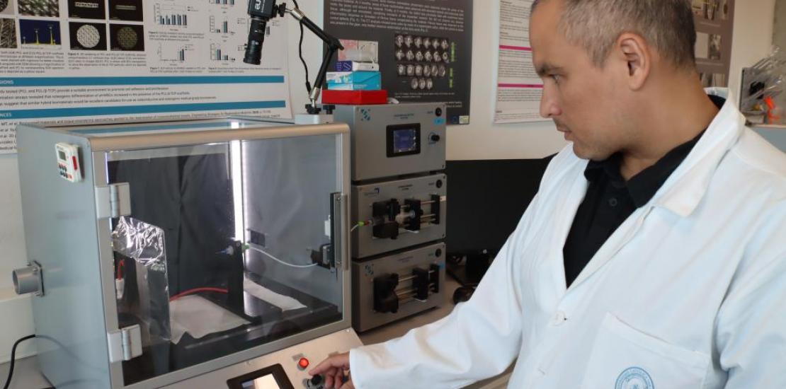 El investigador Camilo Zamora-Ledezma creando uno de los nuevos materiales mediante la técnica de electrospinning  en el laboratorio de biomateriales de UCAM HiTech