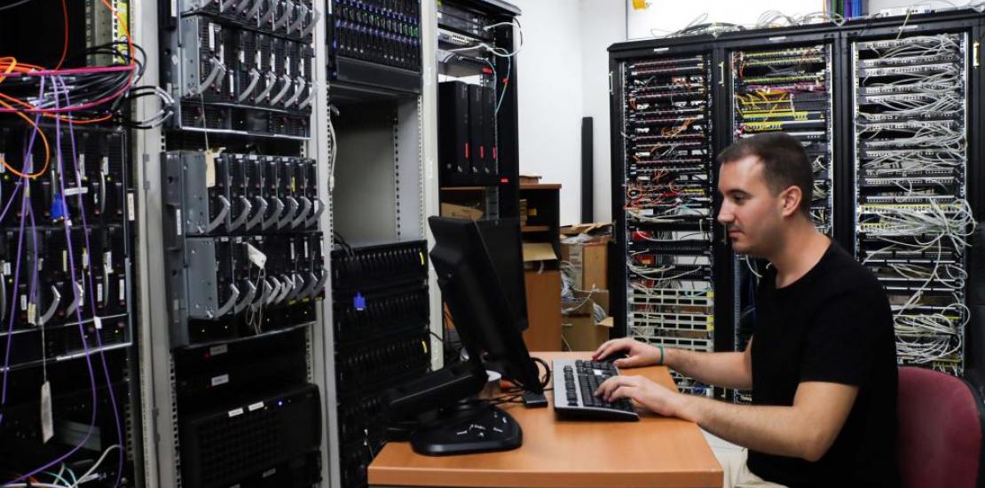 Juan Morales García en una de las salas de servidores informáticos de la Universidad. 