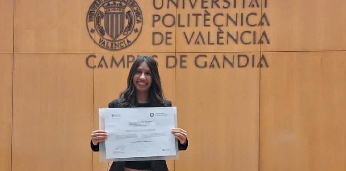 La egresada Rosanna Carreño recibiendo el premio a mejor TFG de la Cátedra ‘Gandía Turismo Inteligente’ 