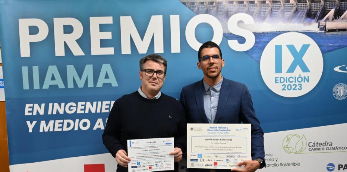 El director de la Tesis, Javier Senent Aparicio, y Adrián López Ballesteros posan con el reconocimiento