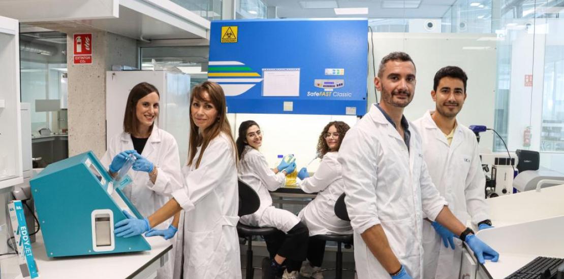 Los investigadores Begoña Alburquerque, Silvia Montoro, Judit García, Macarena Alba Gil, Rubén Zapata y Rubén Rabadán en uno de los laboratorios de UCAM HiTech. 