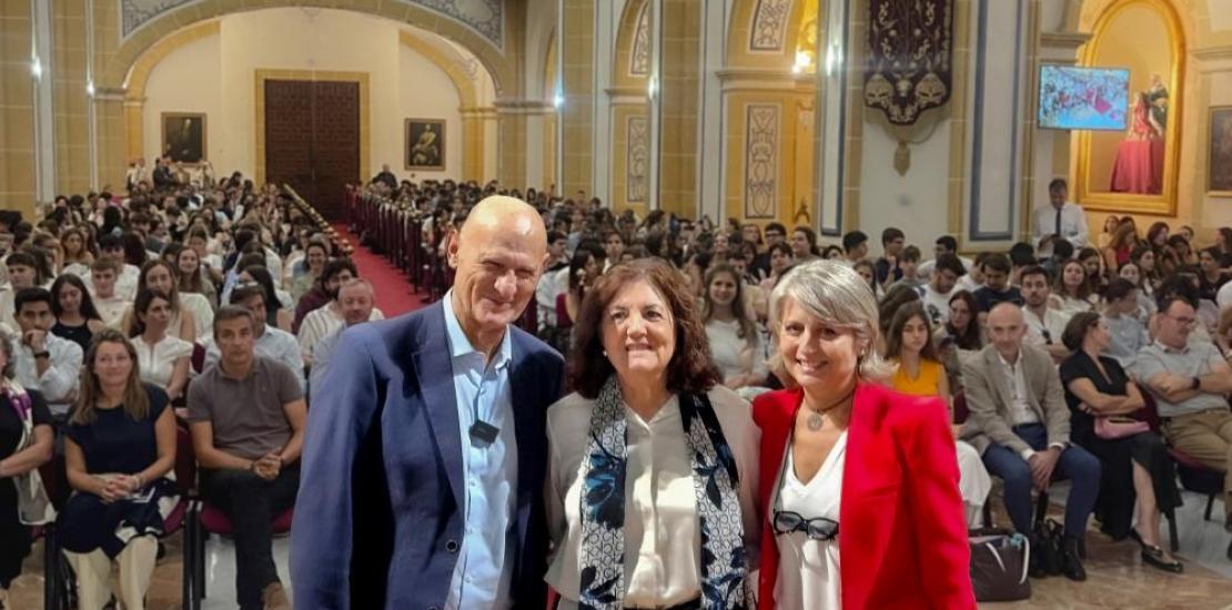 Juan Carlos Izpisua junto a María Dolores García, presidenta de la UCAM, y Estrella Núñez, vicerrectora de Investigación de la Universidad, ante los más de 600 estudiantes del área de la salud que han asistido a escuchar al investigador español.