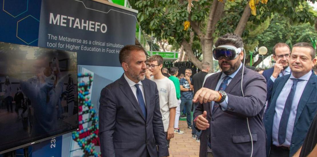 Fernando López Miras, presidente de la CARM, con las Apple Vision Pro, conociendo el proyecto METAHEFO en el que participa la Universidad Católica de Murcia, y que desarrolla un metaverso aplicado a ciencias de la salud; Junto a él, Luis Tejada, director de la Oficina de Transferencia del Conocimiento de la UCAM, y Manuel Pardo, investigador principal en la Católica de Murcia del proyecto y vicedecano del Grado en Podología.