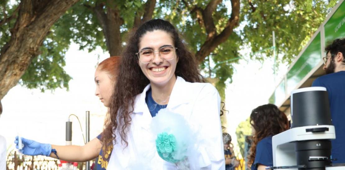 Investigadora de la Universidad Católica de Murcia durante la Semana de la Ciencia y la Tecnología SECyT24. 