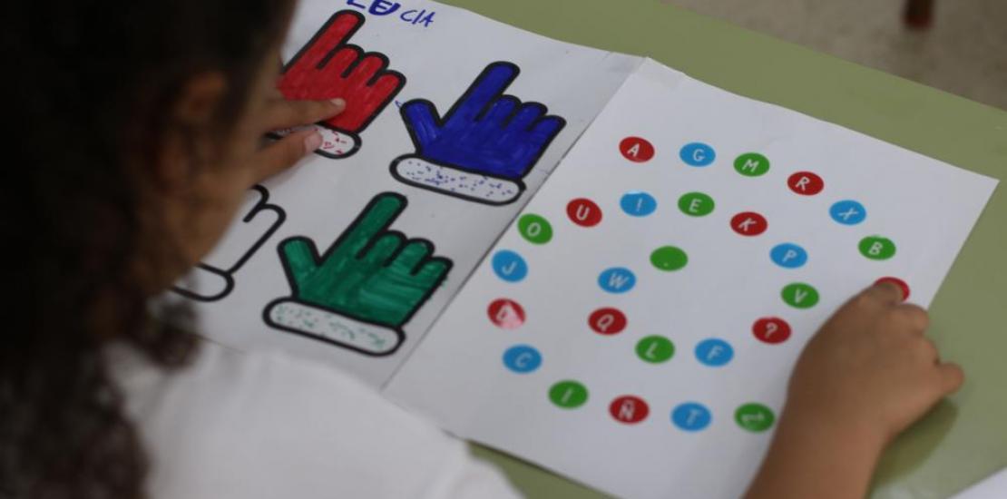 Alumno del CEIP Nuestra Señora del Carmen de Alguazas realizando una de las pruebas del estudio. 