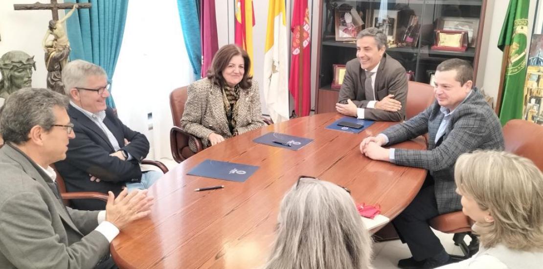 Los presidentes de ambas instituciones, María Dolores García Mascarell y Jaime Yartu San Millán, en el campus de la UCAM en Murcia, junto a otros miembros de dichas instituciones