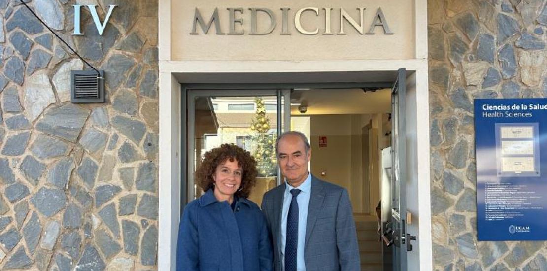 Los investigadores de la UCAM María del Mar Martínez y Fernando Vidal Vanaclocha en el campus de Cartagena de la Universidad Católica.