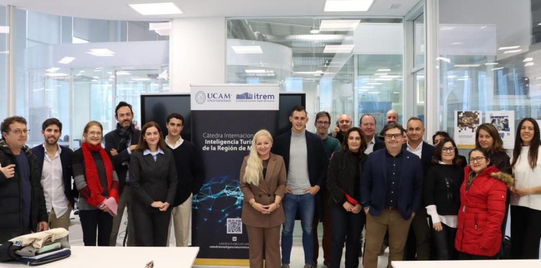 Foto de familia de los participantes en el 'CIITUR-Lab; encuentro de Investigaciones en Inteligencia Turística', celebrado en el UCAM HiTech.