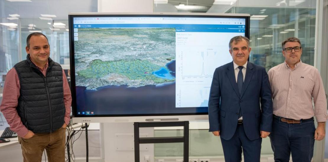 Javier Senent presentó los resultados a Juan M. Vázquez, consejero de Medio Ambiente, Universidades, Investigación y Mar Menor, y a Antonio Caballero, director general de Universidades e Investigación.