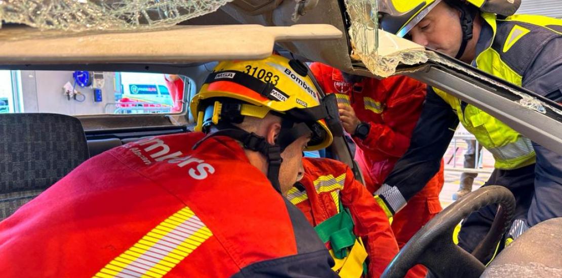 Personal del Servicio de Emergencias durante el estudio para la extracción de víctimas de accidentes.