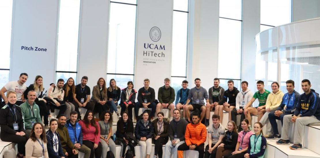 Estudiantes y profesores de las universidades de Limerick (Irlanda) y Roma Foro Italico (Italia) junto a representantes de la UCAM en UCAM HiTech.