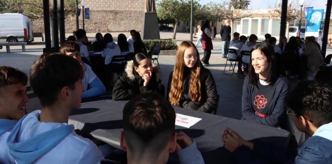 Investigadoras de la UCAM conversando con alumnos del Colegio Cipriano Galea de La Ñora