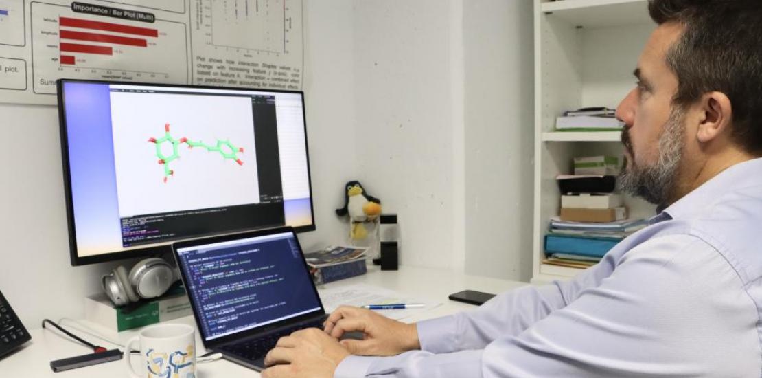 El investigador Horacio Pérez trabajando con una imagen 3D del compuesto 