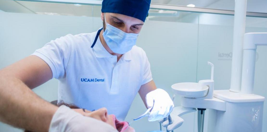 Paciente recibiendo un tratamiento en la clínica UCAM Dental