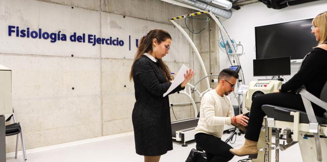 Silvia Pérez-Piñero y Juan Carlos Muñoz-Carrillo evaluando la respuesta de la rodilla durante su estudio