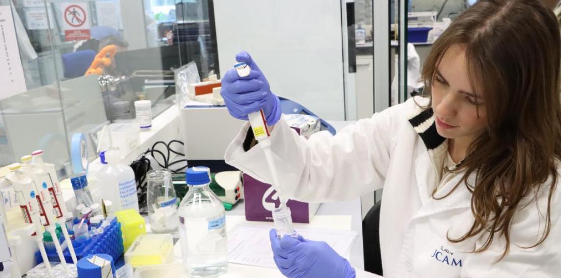  La investigadora de la Universidad Católica de Murcia, Clara Noguera, trabajando en uno de los laboratorios de UCAM HiTech.