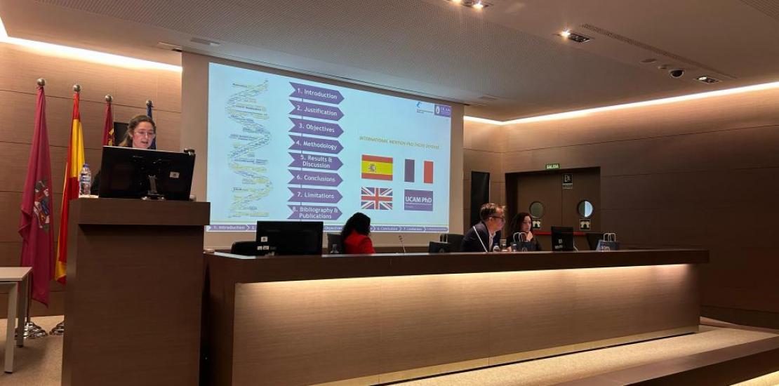 La investigadora Teona Dumitru durante su defensa de tesis doctoral en el salón de actos del Hospital General Universitario de Santa Lucia