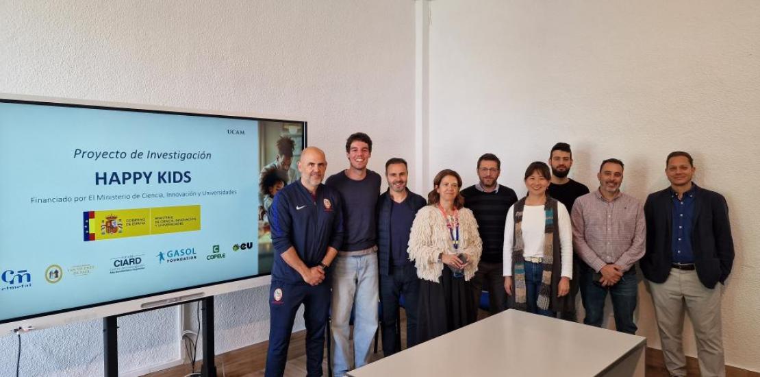 Responsables del proyecto 'Happy Kids' tras la presentación en el Colegio Católico San Vicente de Paúl