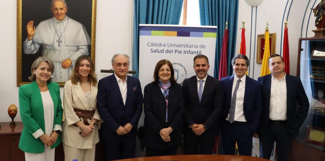 Firma del convenio entre la UCAM y la marca de calzado Pablosky.