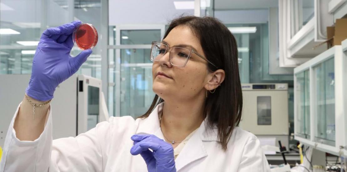La investigadora Noelia Hernández en uno de los laboratorios de la UCAM.