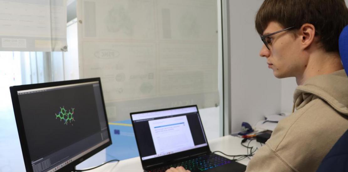 El investigador de la UCAM, Jochem Nelen, en la sala de trabajo del grupo BIO-HPC.
