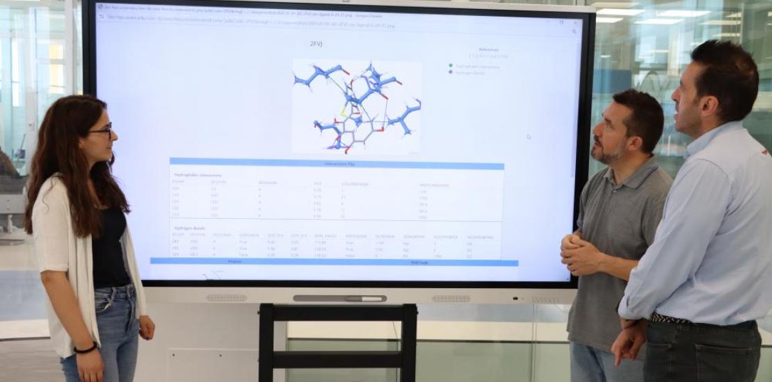 Elena Murcia, Horacio Pérez y Juan José Hernández testando la herramienta en las instalaciones de UCAM HiTech