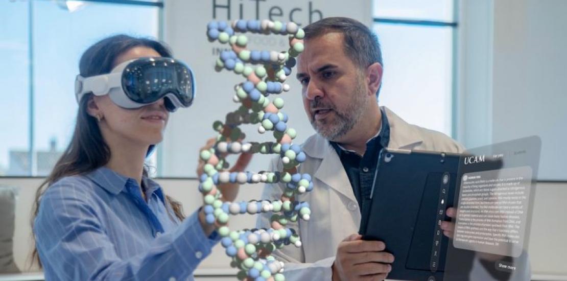 Instante de una práctica de ciencias de la salud con las gafas de realidad virtual. 