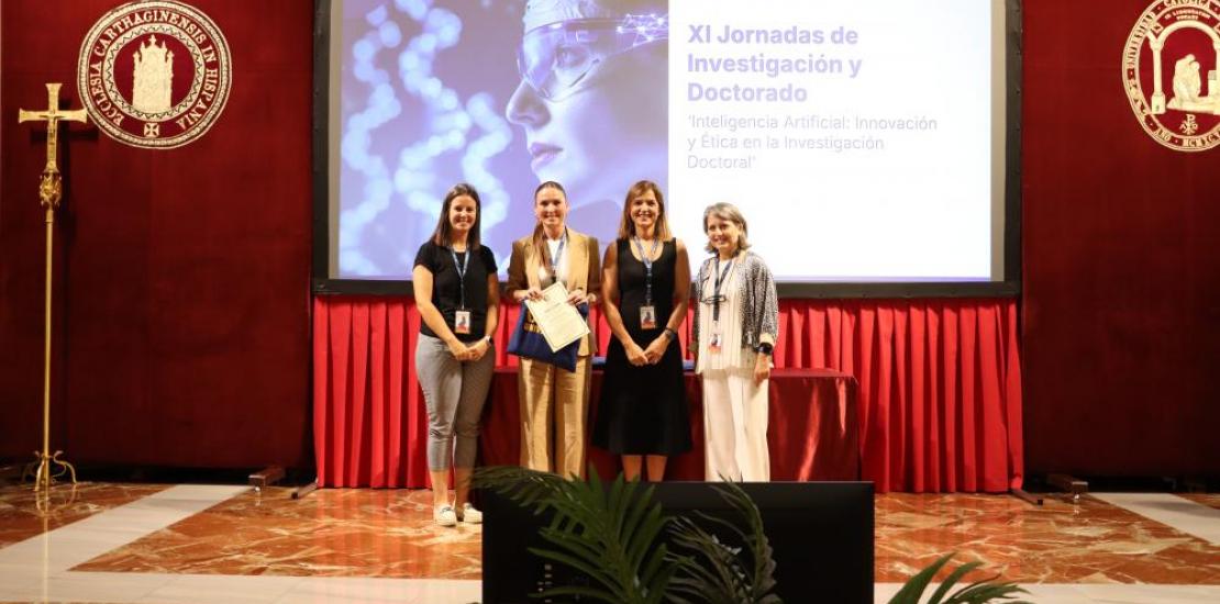 Entrega del primer premio de Mi Tesis en 3 Minutos a Isabel María López Ruiz