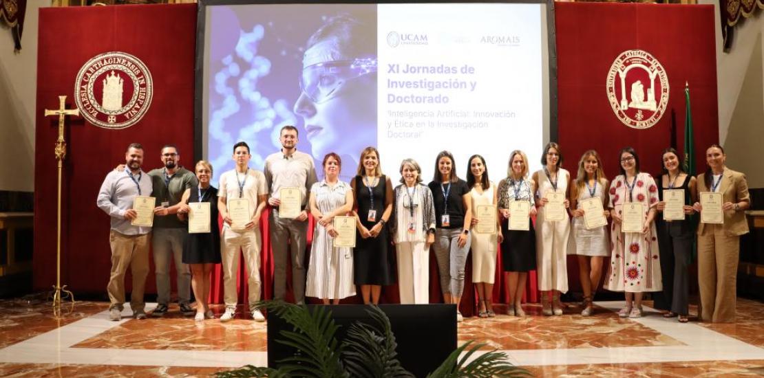 Foto de familia con los premiados del evento 