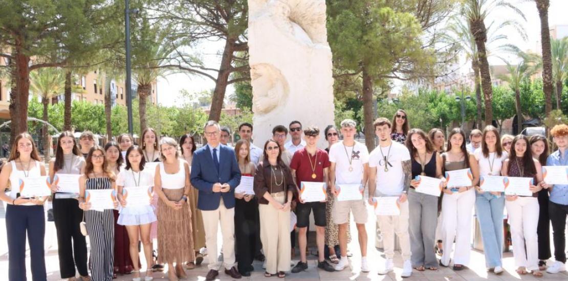 Los estudiantes premiados junto a Estrella Núñez, vicerrectora de Investigación de la UCAM, Antonio González, director de la Fundación Séneca, y Miriam Mendoza, coordinadora del Campus de Cartagena.