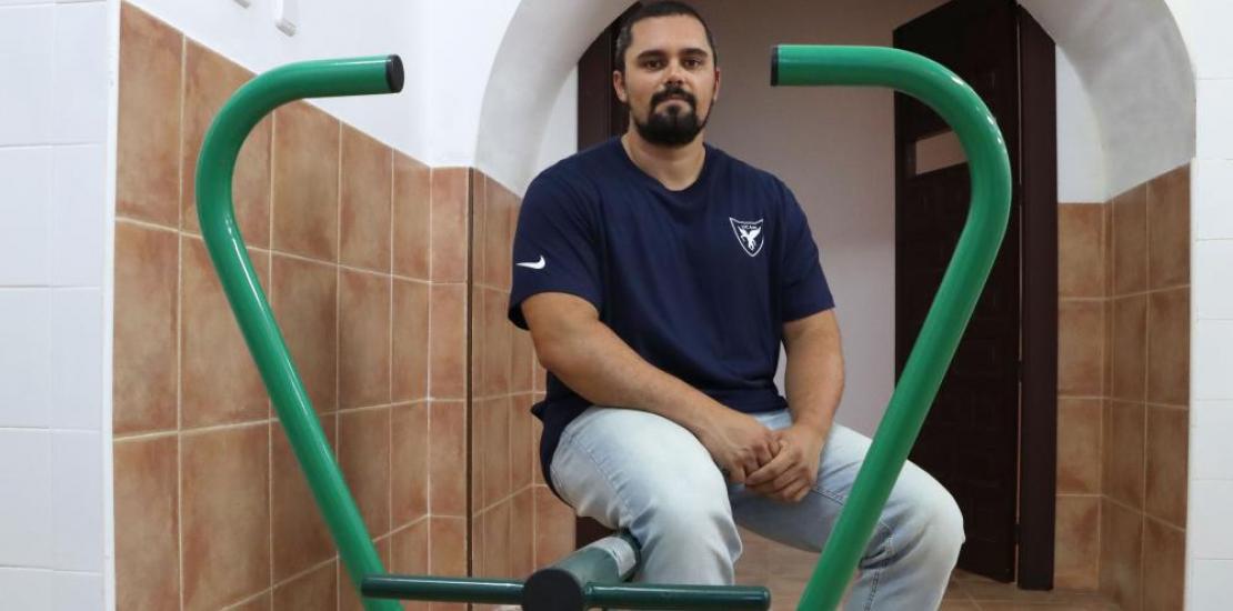El investigador Tomás Abelleira, con una de las máquinas biosaludables incluidas en el estudio.