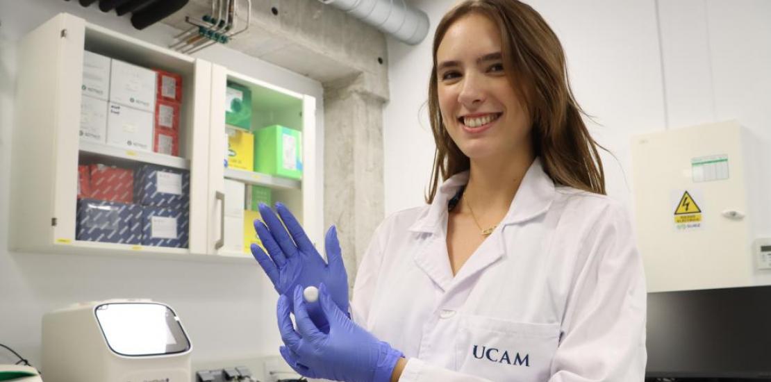 La investigadora Clara Noguera con el caramelo desarrollado con hidroxitirosol. 