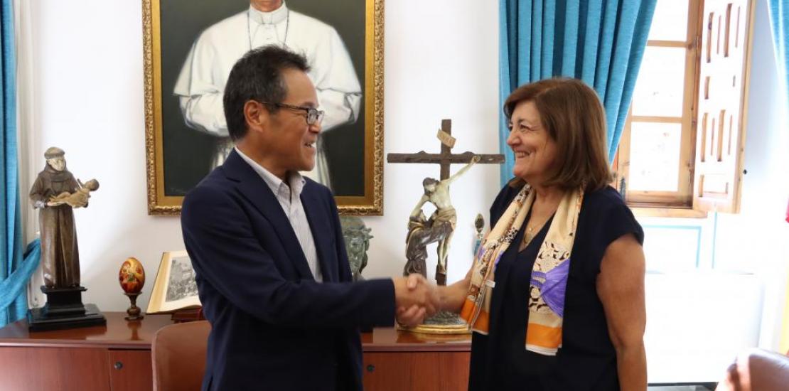 Firma entre la UCAM y Takasgo para la creación de su nueva cátedra. 