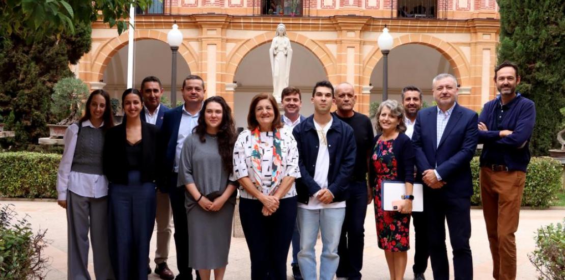 Los representantes de la UCAM y El Ciruelo tras la firma del acuerdo