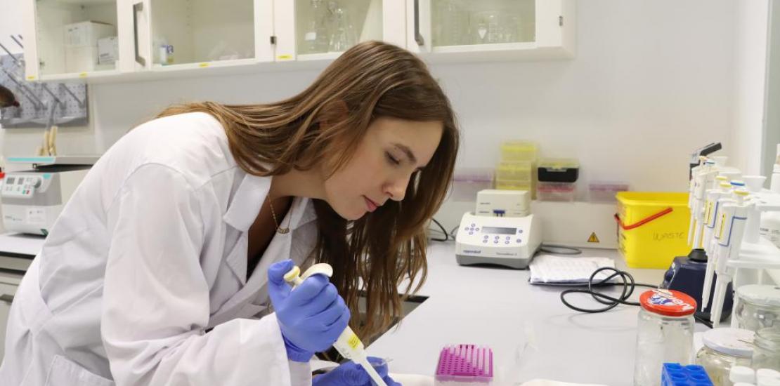 La investigadora Clara Noguera en el laboratorio de biología molecular de UCAM HiTech