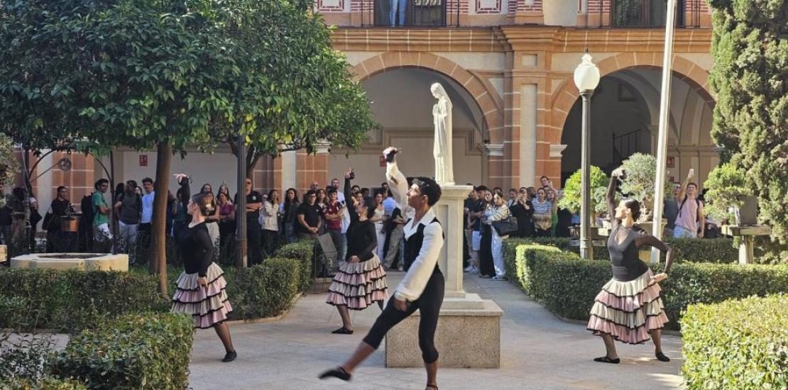 Un grupo del Conservatorio Superior de Danza de Madrid 'María de Ávila' han actuado en el claustro del Monasterio de Los Jerónimos.