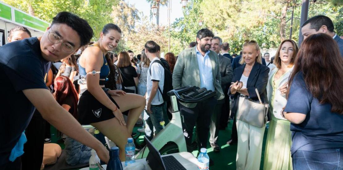 La rectora de la Universidad Católica y el presidente de la CARM, en una demostración de UCAM SENS, con la jugadora del UCAM Cartagena Tenis de Mesa, Carmen Lozano.