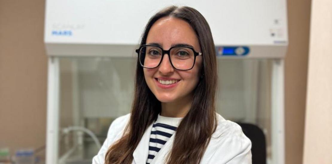 La investigadora predoctoral Andrea Pérez en los laboratorios del Hospital General Universitario Santa Lucía de Cartagena