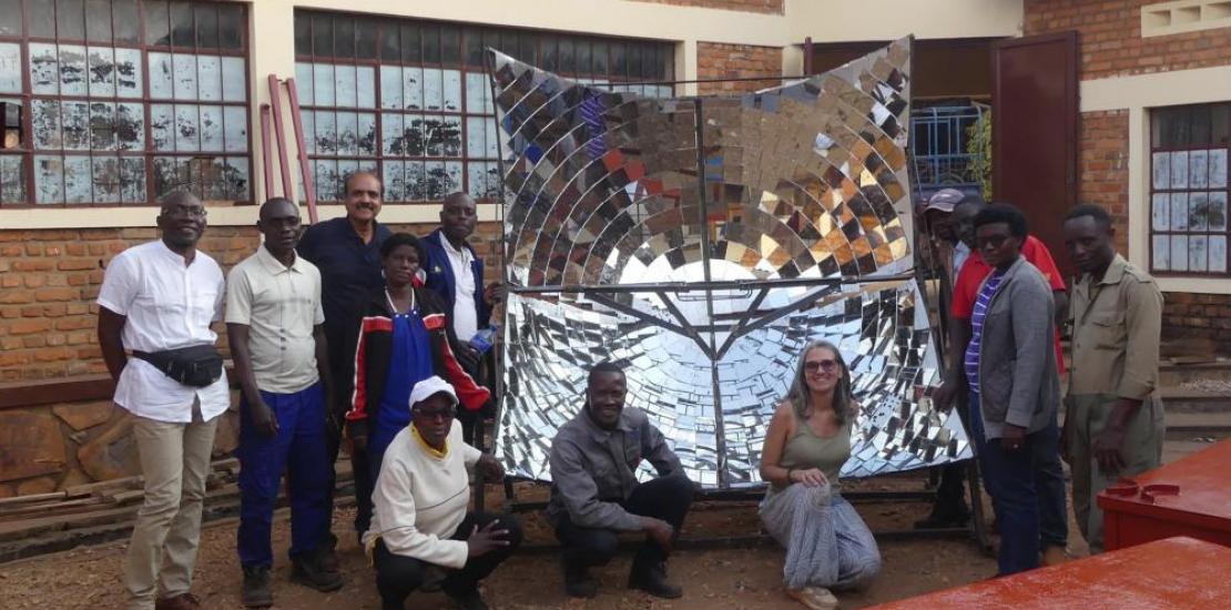 Miembros del consorcio del proyecto europeo 'VET to Stop Deforestation' en Burundi tras la implementación de una cocina solar.
