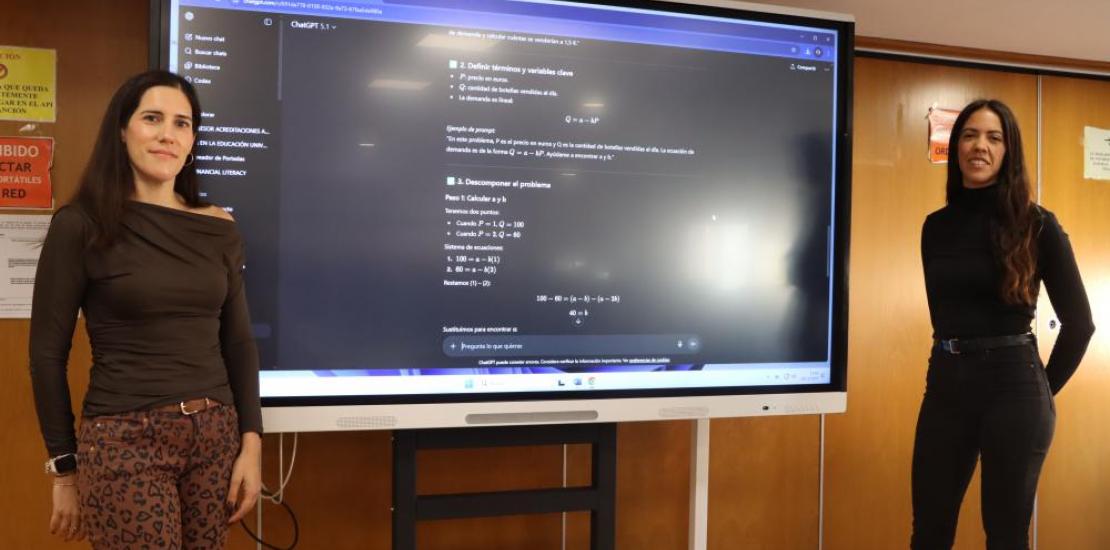 Las investigadoras Nina Pallarés Cerdá y Concepción González García durante el desarrollo de las pruebas a los alumnos.