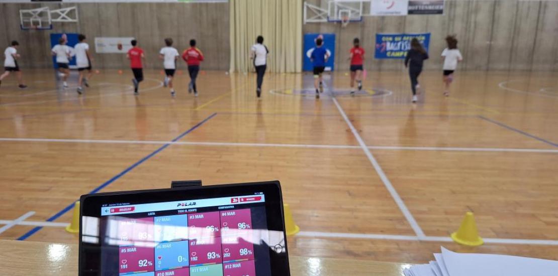Alumnos del estudio realizando el calentamiento previo al entrenamiento de fuerza