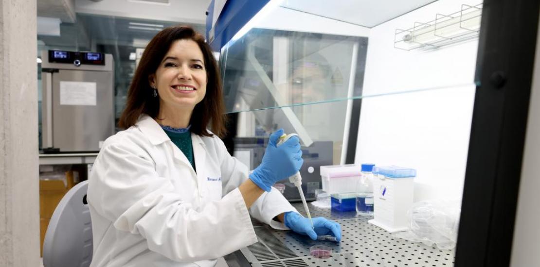 La investigadora de la UCAM Isabel Martínez Alcalá, en el Laboratorio de Microbiología de UCAM HiTech.