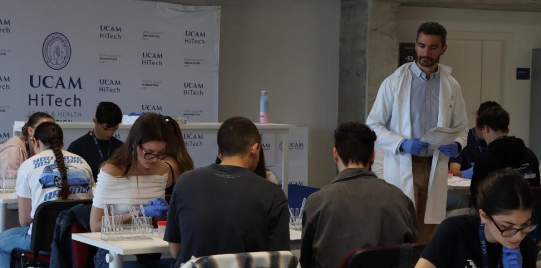 Alumnos desarrollando la prueba práctica del área biotecnología en las instalaciones de UCAM HiTech