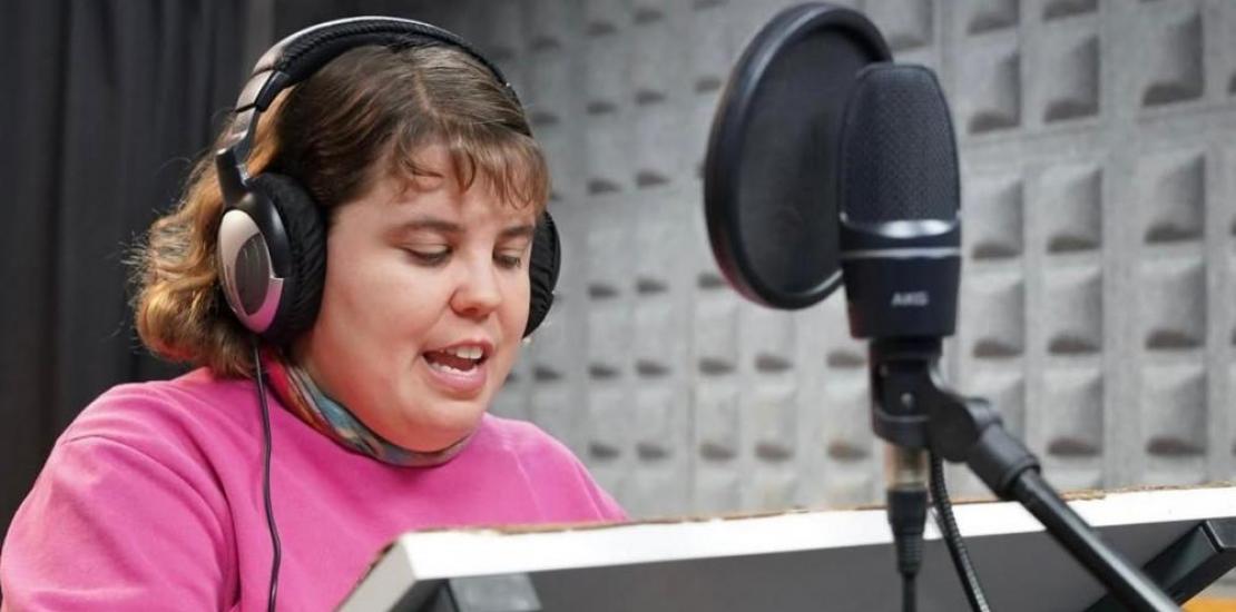 Alumna del primer taller de doblaje adaptado durante una sesión. 