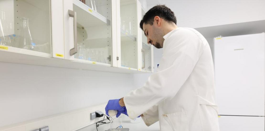 El investigador Gregorio Molina, trabajando en su muestra de queso al vino.