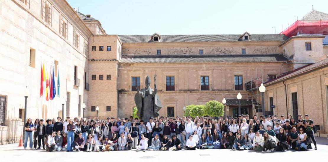 Foto grupal de las Olimpiadas Científicas en el Campus de Los Jerónimos