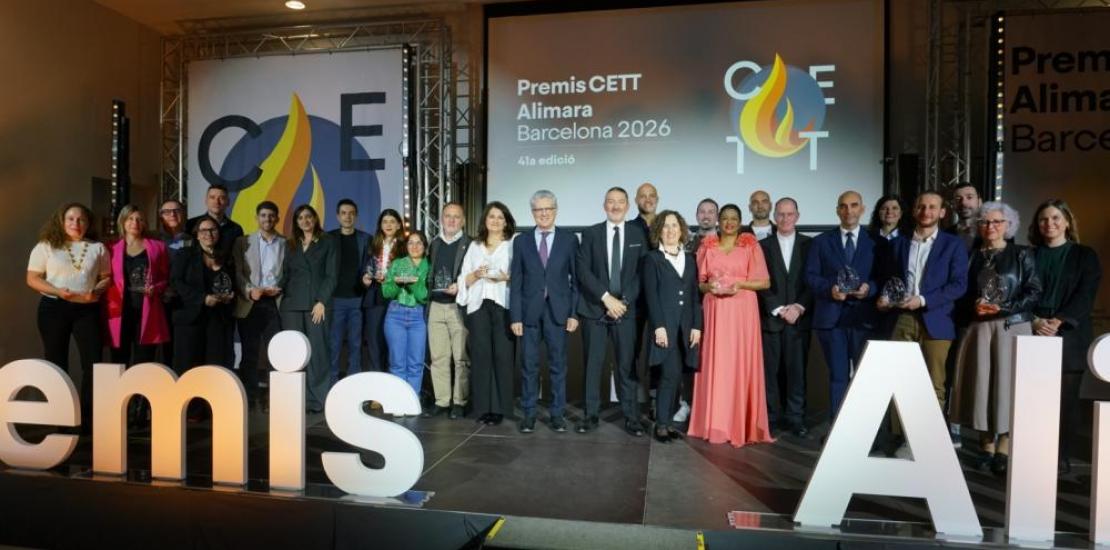 foto de grupo de los ganadores, entre ellos, Ginesa Martínez del Vas, directora de la Cátedra y vicedecana del Grado en Turismo y Dirección de Empresas Turísticas de la UCAM y Miguel Puig-Cabrera, profesor de la Universidad de Sevilla, ambos autores de la investigación junto a otros profesionales.