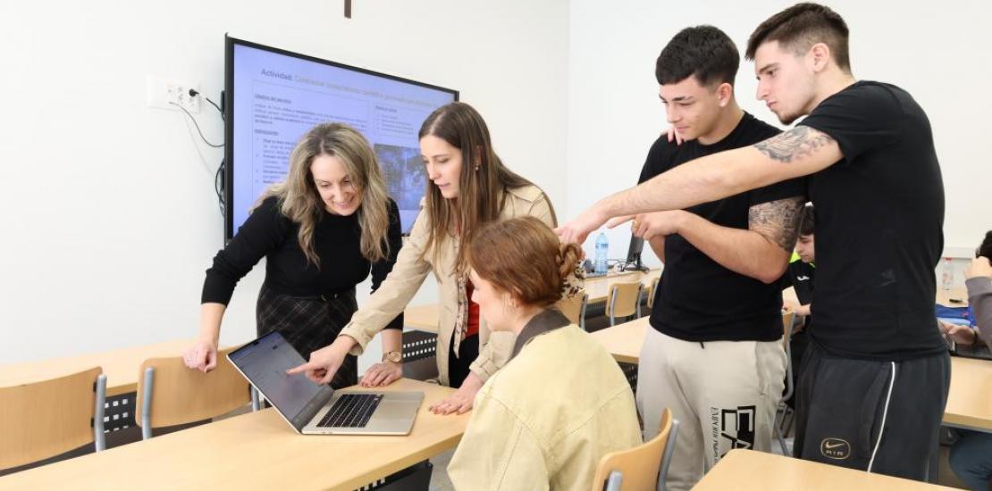 Alumnos de la Facultad de Deporte durante un taller de Inteligencia Artificial aplicada